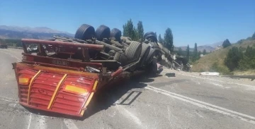 Kahramanmaraş'ta TIR devrildi; yol 2 saat kapandı