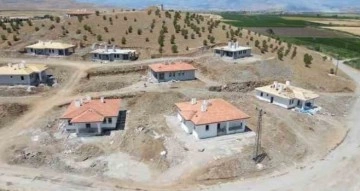 Kahramanmaraş’ın Türkoğlu ilçesindeki 3 köye 92 ev inşa ediliyor