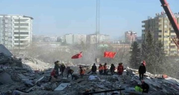 Kahramanmaraş’ta depremin 7. gününde ailelerin umutlu bekleyişi sürüyor