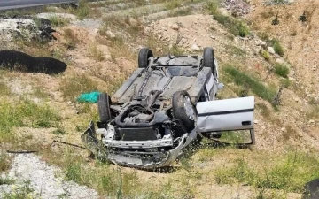 Kahta’da otomobil şarampole devrildi: 1 yaralı
