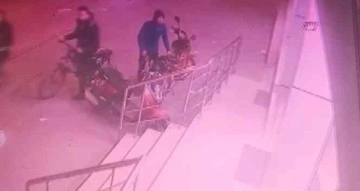 Kalabalığı umursamadı, park halindeki motosikleti çaldı: O anlar kamerada