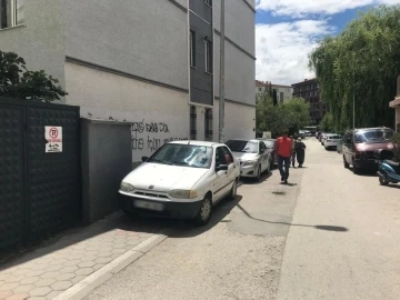 Kaldırım değil adeta otopark
