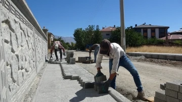 Kaldırım yenileme çalışmaları devam ediyor
