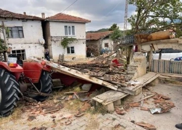 Kamelyada otururken traktörün çarptığı yaşlı adam hayatını kaybetti
