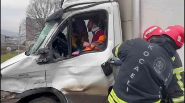 Kamyon ile kamyonet çarpıştı, sıkışan sürücü için seferber oldular
