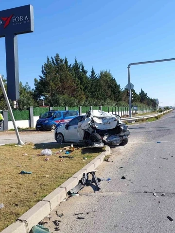 Kamyon, kırmızı ışıkta duran otomobile çarptı:2 yaralı
