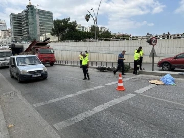 Kamyon şoförü, aracına çarpan motosikletliyi hayatta tutmaya çalıştı