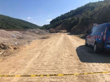 Kamyon şoförü çakıl taşlarının üzerine dökülmesi sonucu hayatını kaybetti
