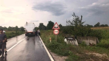 Kamyona çarpan hafif ticari araç su kanalına düştü
