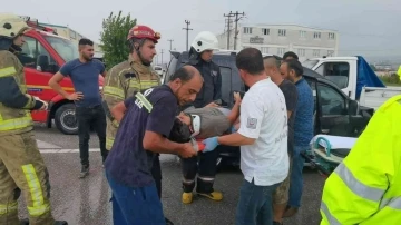 Kamyonet ile hafif ticari araç çarpıştı: 4 yaralı
