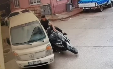 Kamyonet ile motosikletin kazası kamerada
