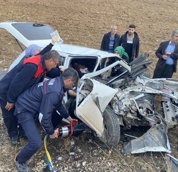 Kamyonet ile otomobil kafa kafaya çarpıştı: 1 ölü, 3 yaralı
