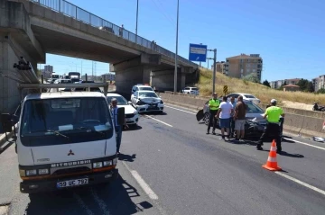 Kamyonet kasasından yola fırlayan demirler kazaya neden oldu
