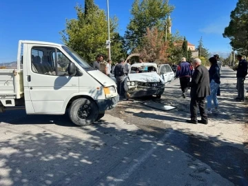 Kamyonetle otomobil kafa kafaya çarpıştı; 1 ölü 3 yaralı
