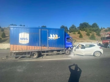 Kamyonetle otomobilin kafa kafaya çarpıştığı, kazada 23 yaşındaki genç öldü
