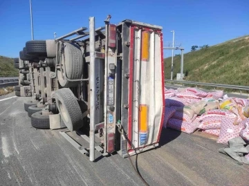 Kamyonetle tır çarpıştı, tırdaki yemler yola saçıldı
