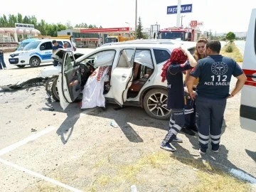 Kamyonla çarpışan otomobil hurdaya döndü: 1 ölü, 2 yaralı
