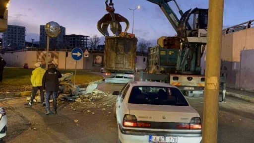 Kamyonun üzerindeki yükler alt geçide takıldı: Trafik kilitlendi
