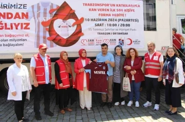 Kan verene Trabzonspor forması hediye
