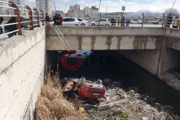 Kanala uçan otomobilden burunları kanamadan çıktılar