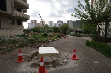 Kanalizasyon kokusunu önlemek için rögarı baza ile kapattılar
