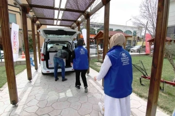 Kapı kapı gezen gönüllü tim yetim aile ve çocuklarına mutluluk dağıtıyor
