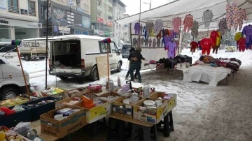 Kar nedeniyle müşteri bulamayınca kar topu oynadılar
