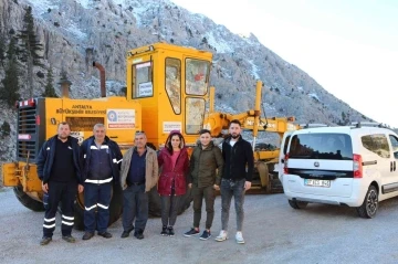 Kar sebebiyle araçları yolda kalan 4 vatandaş kurtarıldı
