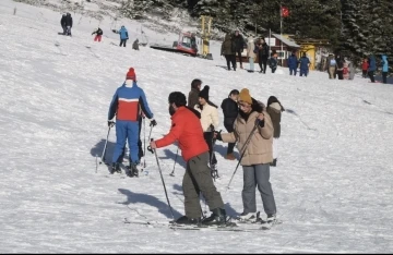 Kar sürprizi yaşanmıştı...Yarı yıl tatiliyle Uludağ’da pistler doldu
