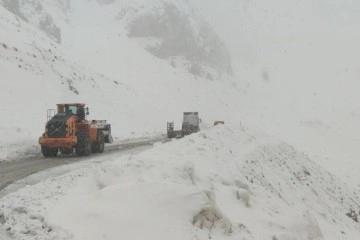 Kar yağdı, sürücüler yolda kaldı