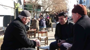 Kar yağışının olmadığı Bingöl’de, vatandaşlar güneşin tadını çıkardı
