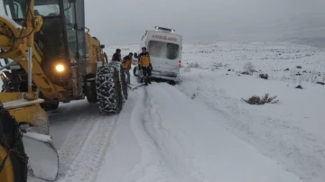 Kara saplanan ambulans belediye ekipleri tarafından kurtarıldı
