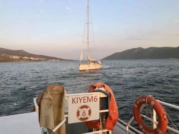 Karaada açıklarında sürüklenen tekneyi KIYEM botu kurtardı
