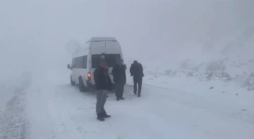 Karabet Geçidi’nde kar yağışı etkili oluyor
