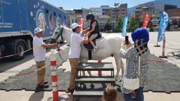 Karabük’te çocuklar ata binme heyecanı yaşıyor
