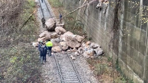 Karabük’te heyelan nedeniyle demir yolu ulaşıma kapandı