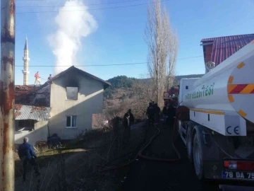 Karabük’te iki katlı ev yangın sonrası kullanılamaz hale geldi
