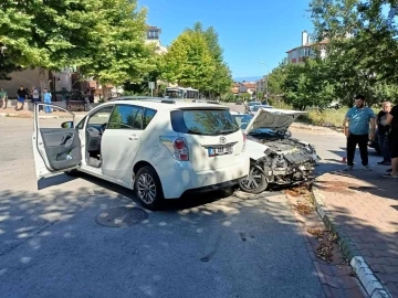 Karabük’te iki otomobil çarpıştı: 4 yaralı
