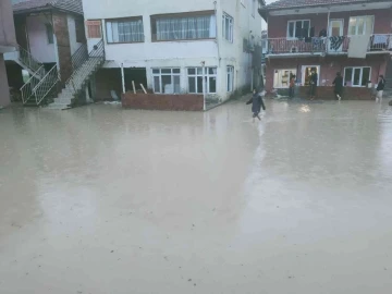 Karabük’te sağanak sonrası evlerin giriş katlarını su bastı
