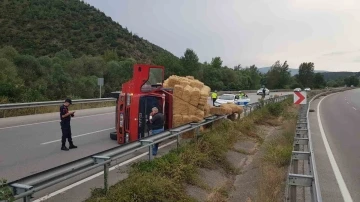 Karabük’te saman yüklü kamyon devrildi: 1 yaralı
