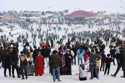 Karacadağ Kayak Merkezi ziyaretçi akınına uğruyor