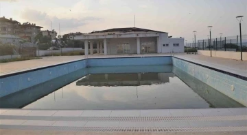 Karacasu Belediye Başkanı Erikmen’in anlamsız tutumu nedeniyle halk havuzda serinleyemiyor
