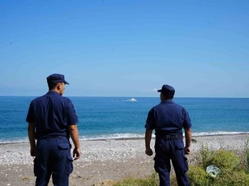 Karadeniz’de batan teknedeki 3 kişiyi arama çalışmaları sürüyor
