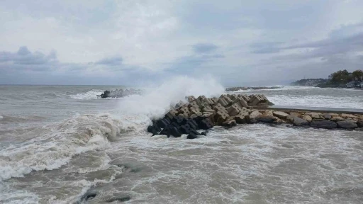 Karadeniz hırçınlaştı dalga boyu 3 metreyi aştı
