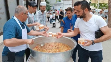 Karagöz Ahmet Paşa Camiinde aşure ikramı
