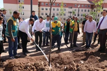 Karaköprü’de yeni parklar ağaçlandırılıyor
