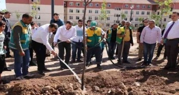 Karaköprü’de yeni parklar ağaçlandırılıyor