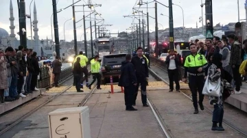 Karaköy’de tramvay yoluna giren cip raylarda asılı kaldı, tramvay seferleri durdu
