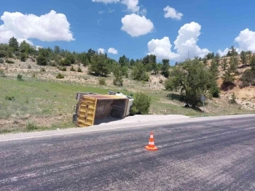 Karaman’da freni boşalan mucur yüklü kamyon devrildi: 1 yaralı
