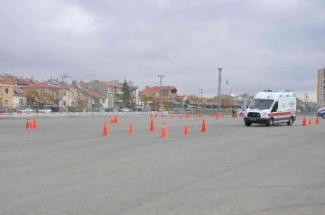 Karaman’da kadın sağlıkçılara ambulans sürüş eğitimi verildi
